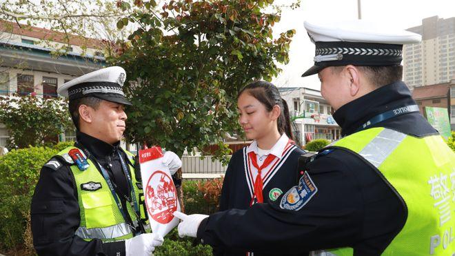 闻喜公安交警巧借“剪纸”传统文化宣传交通安全