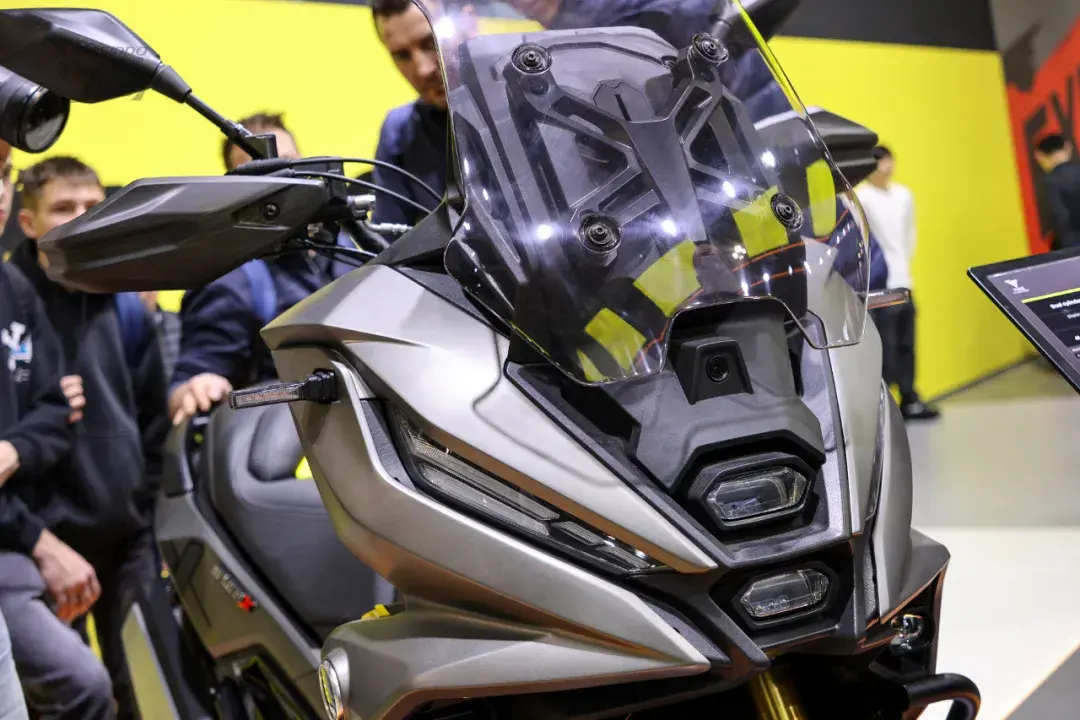 你在等跨界踏板？力刻、无极、张雪机车，一款比一款硬核