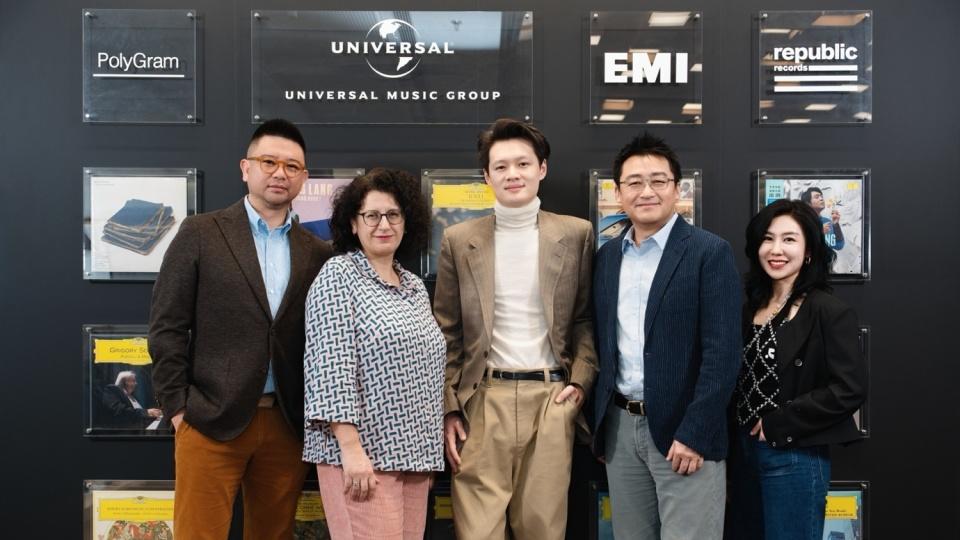 德意志留声机中国签约古筝演奏家央央和钢琴家鞠小夫