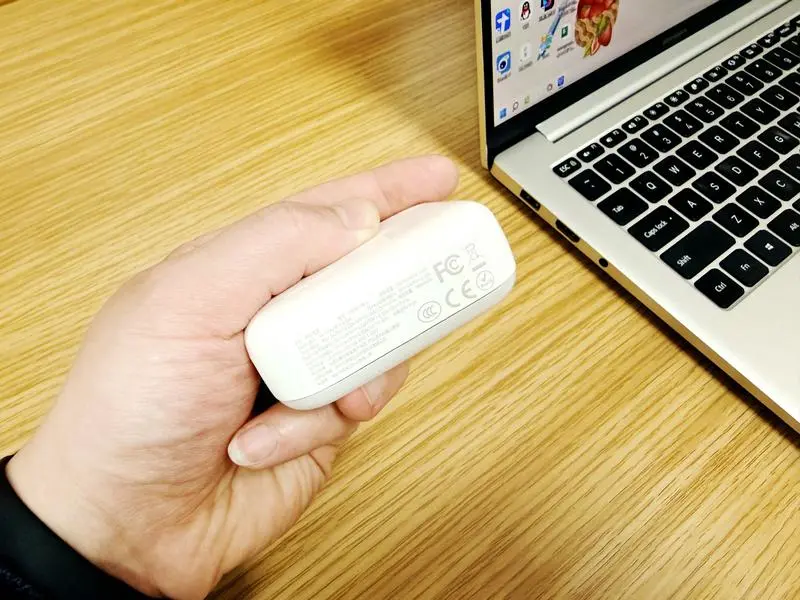 西圣PB-S便携移动电源，小巧轻便，高效充电