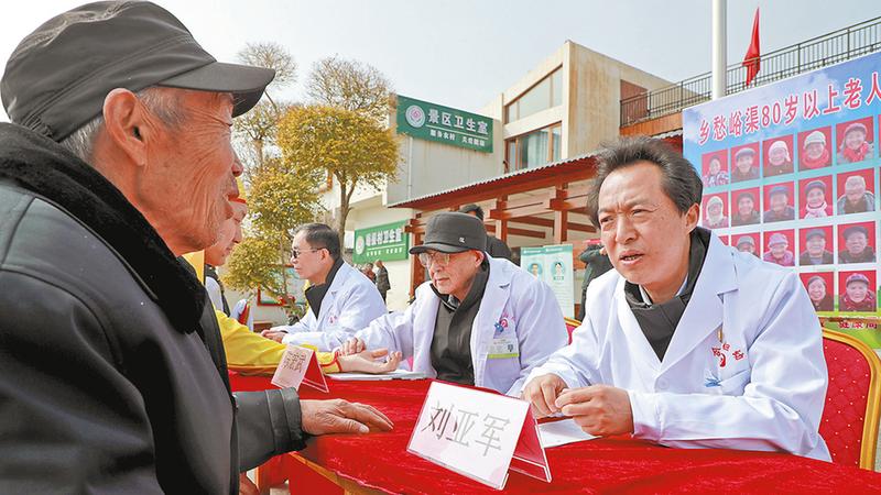 “最美笑脸”幸福照赠送暨健康义诊活动在合阳县黑池镇峪渠村举行