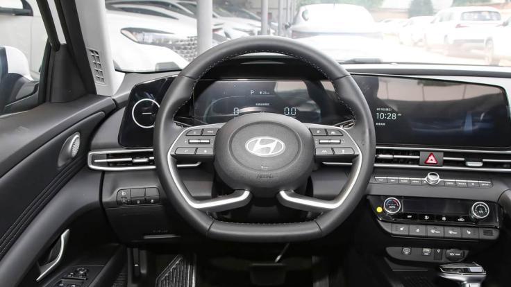 9.98万起！2026款伊兰特上市，这台合资家轿现在还能打吗？