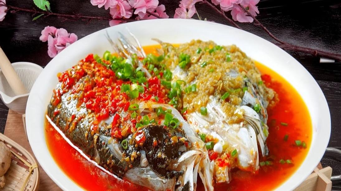剁椒鱼头：鲜辣里的烟火故事
