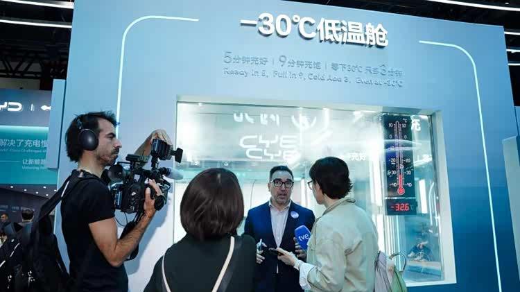 北京车展E3馆被老外挤爆！比亚迪用硬核技术赢得世界瞩目