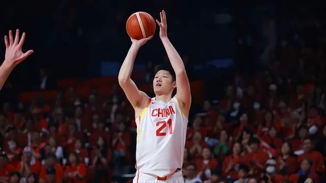 史诗逆转！男篮客场掀翻日本，单节25-9打崩对手，胡金秋封神！