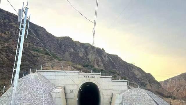 兴保铁路复线开通试运行