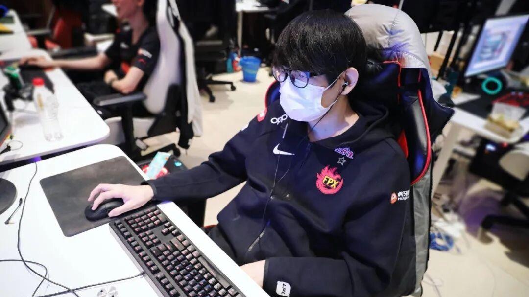 被喷烂了还在笑？GimGoon爆S9的FPX猛料内幕，doinb和LWX藏不住了