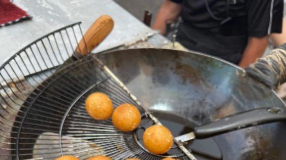 糖油粑粑的金黄甜蜜：糯米团子在糖油里翻滚起舞