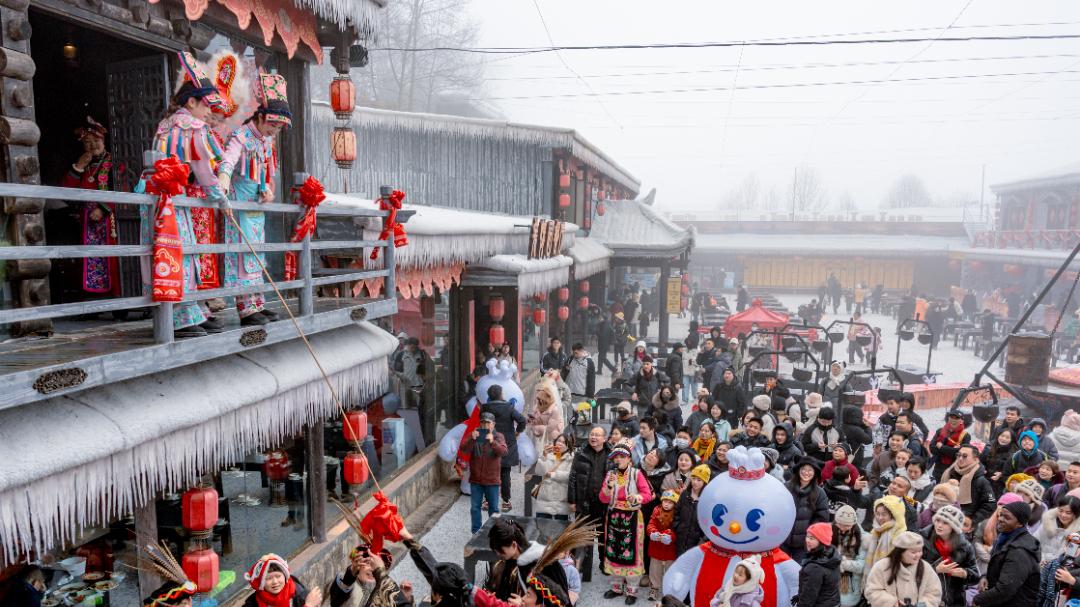 元旦首日人气爆棚！外国友人打卡九皇山，雪王&羌族天团助阵文旅“开门红”