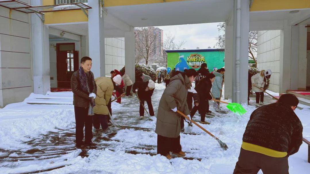 信阳市平桥区第七小学：以雪为令齐上阵 家校同心暖寒冬