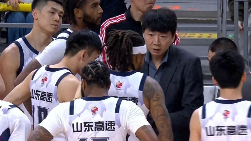 山东名记建议：山东男篮要换掉他，不具备打硬仗的实力