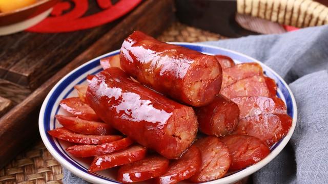 冬天灌香肠，10斤肉放多少盐？教你1个比例，不咸不淡，久放不坏