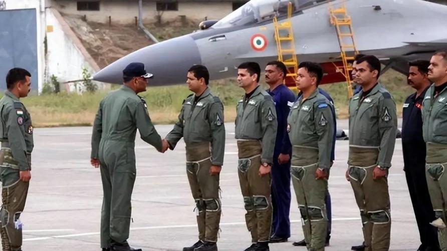 印度飞行员误降巴基斯坦机场，被围后机智说了一句，把在场士兵逗乐了