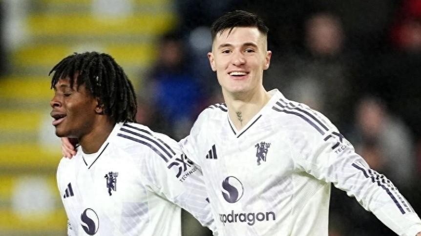 塞斯科结束11场球荒，梅开二度难救曼联