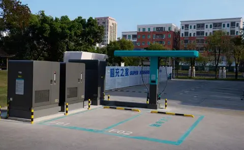 第二代刀片电池+闪充技术 比亚迪开启新能源闪充新纪元