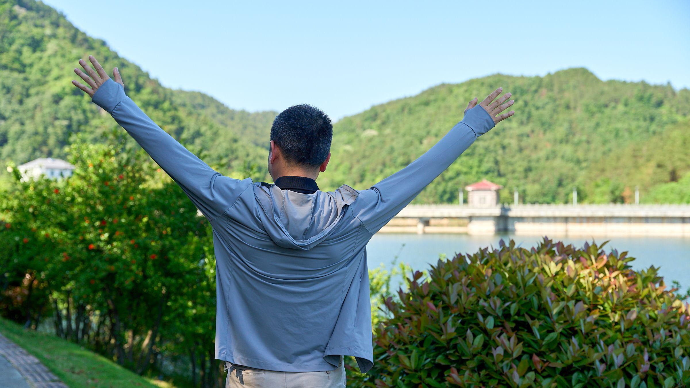 深挖防晒黑科技，199元专业越野VBREX特级原纱防晒衣测评，UPF200+好物推荐