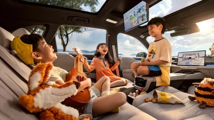 新空间魔术师！至境E7轴距2850mm，支持双人大床+副驾零重力模式