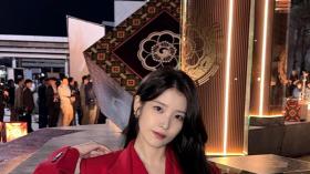 IU新剧浪漫开播，剧中的大女主穿搭吸睛万分，剧外小清新风格