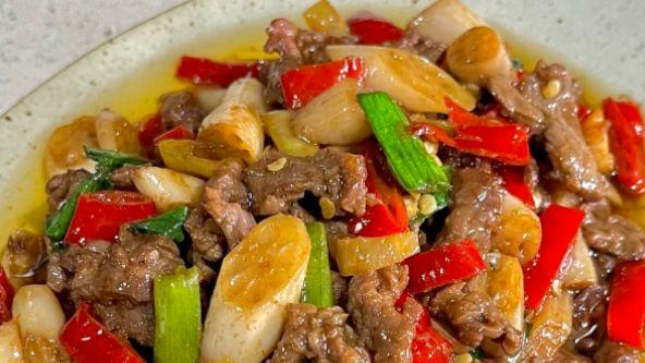 湘北湖区的藕尖炒肉，脆嫩鲜辣藏着水乡时令