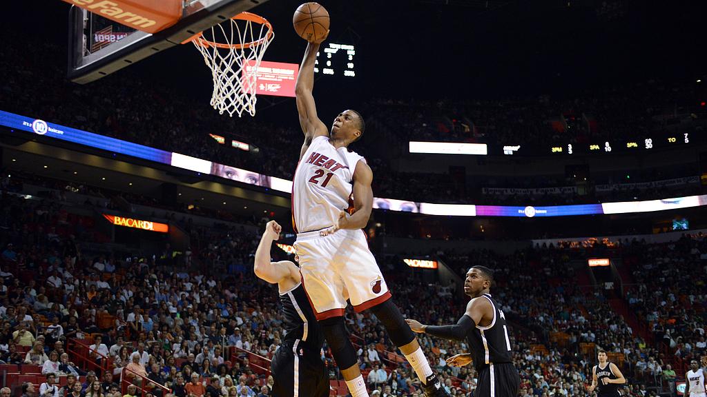 太强了！36岁老将狂轰24分10篮板，硬生生从第四外援打成球队头牌，上海赚大了