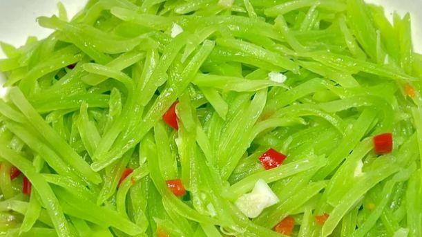 一盘清炒莴笋丝，藏着重庆家常的清爽本味