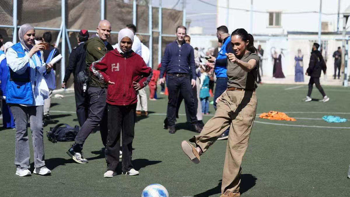哈里梅根约旦行独善其身，玩转别样“皇家之旅”