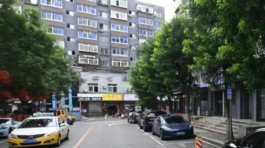 充电站占据人行道，盲道被迫拐弯