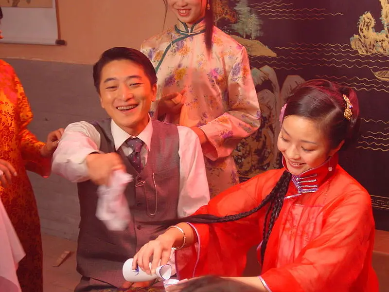 《金锁记》：女人有两次生命，一次是出生，一次是结婚。出生不能选择，结婚却要好好挑选，一步天堂，一步地