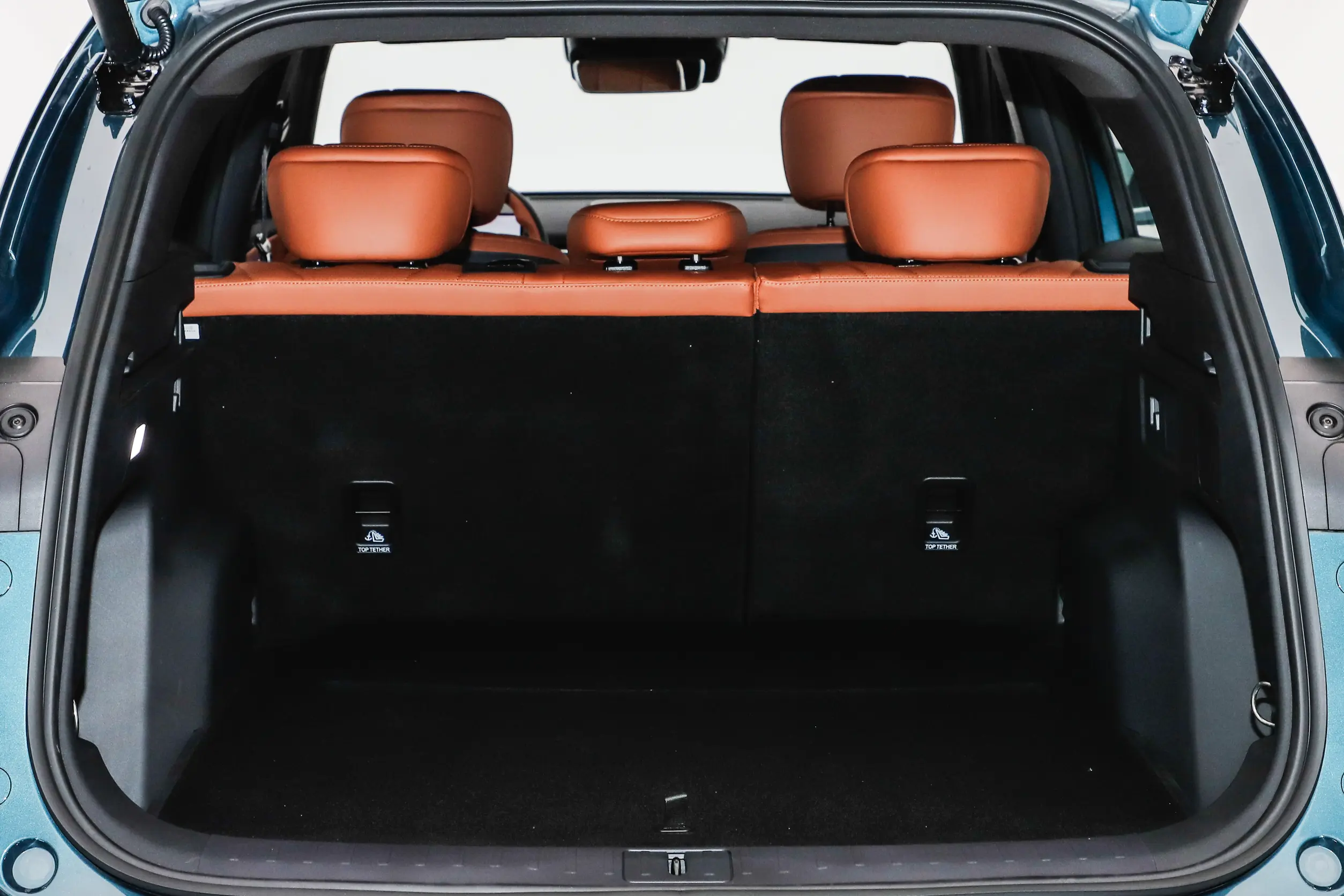 爆款燃油车硬碰硬，第五代瑞虎8遇上第四代博越L，谁能胜出？