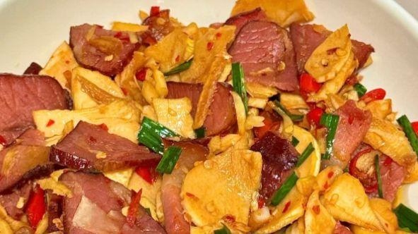 湘西腊肉炒冬笋，山风与烟火共酿的湘味绝配
