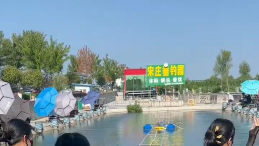 丈夫钓鱼连家都不愿回，妻子跟着他去到钓鱼场，发现有女人在跳舞