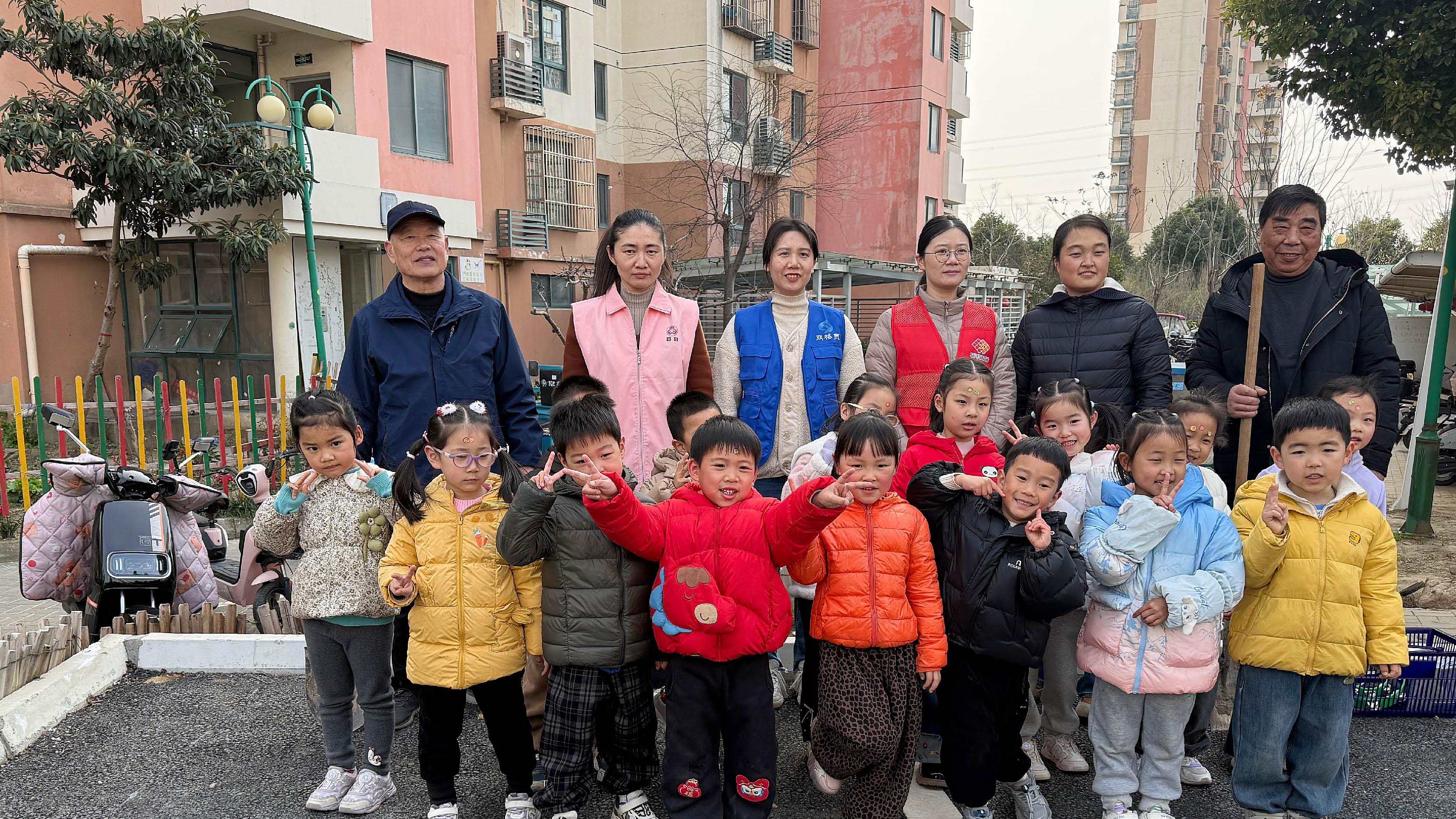 滨江苑社区：“五老”传薪火，萌娃播新绿