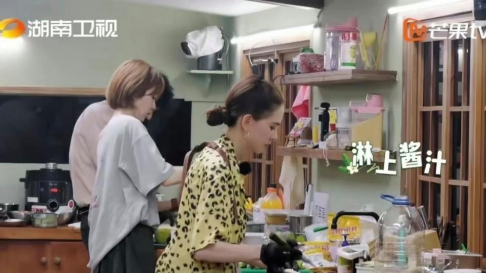 从自律学霸到频频翻车，张雅琪中餐厅多失误，舆论持续发酵却意外洗清了李沁花少冤屈