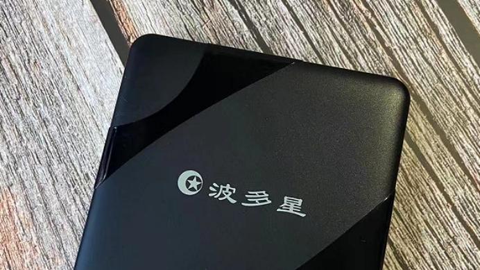 拥有现代化界面，使用简单的电视机顶盒