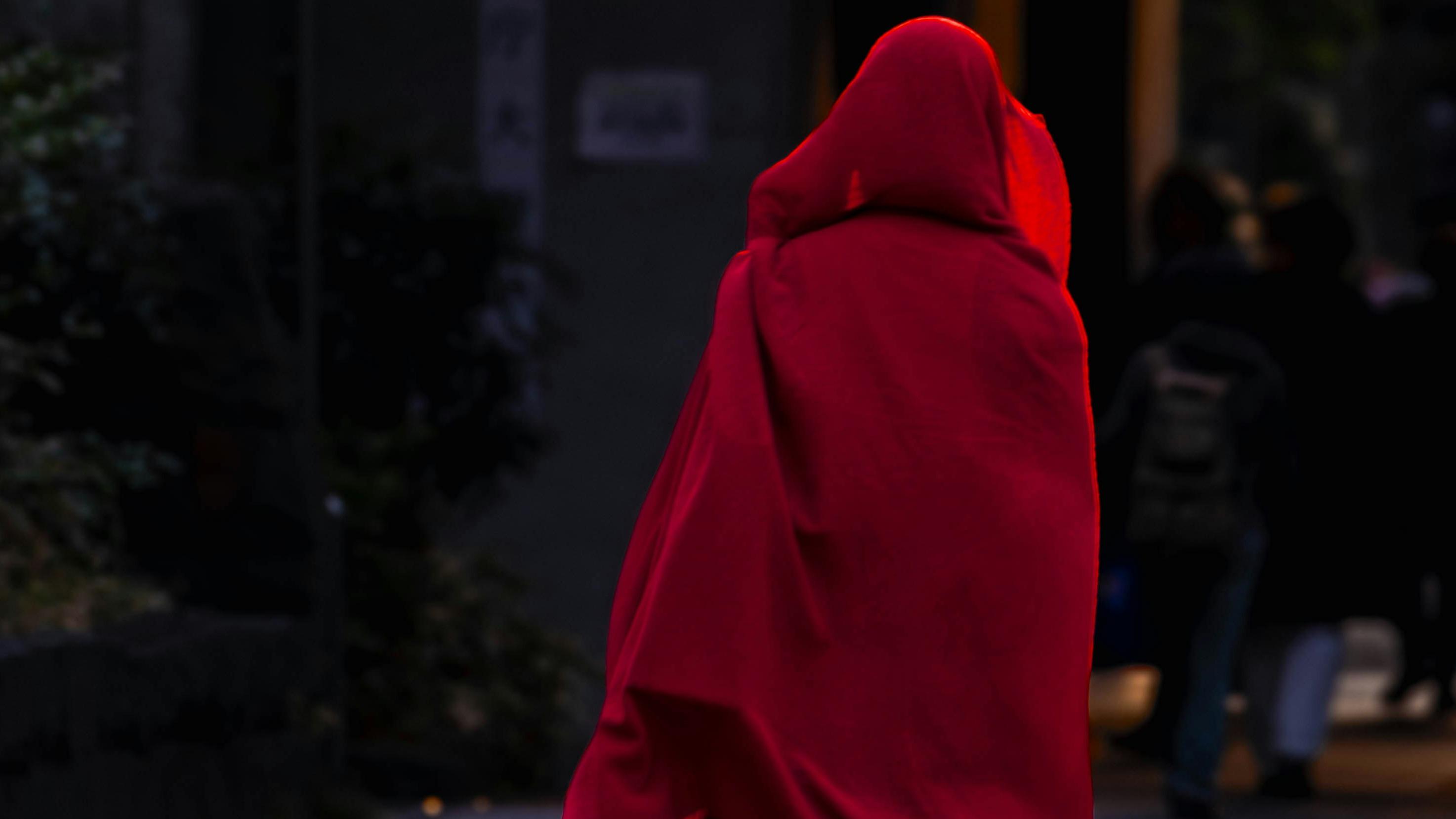 红斗篷与看不见的缰绳