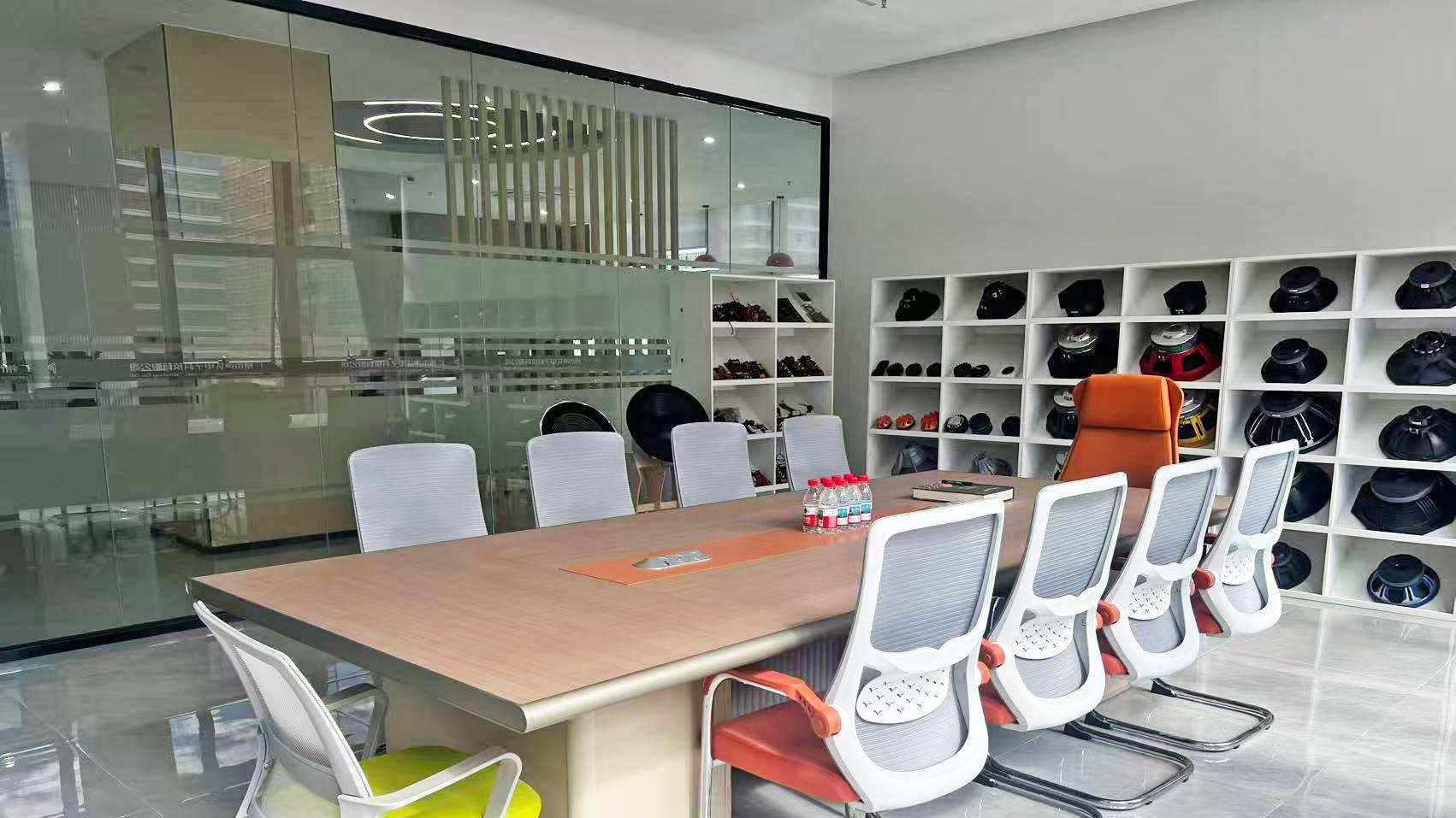 录音工作室咋兼顾专业和舒服？深色+原木+声学设计有答案