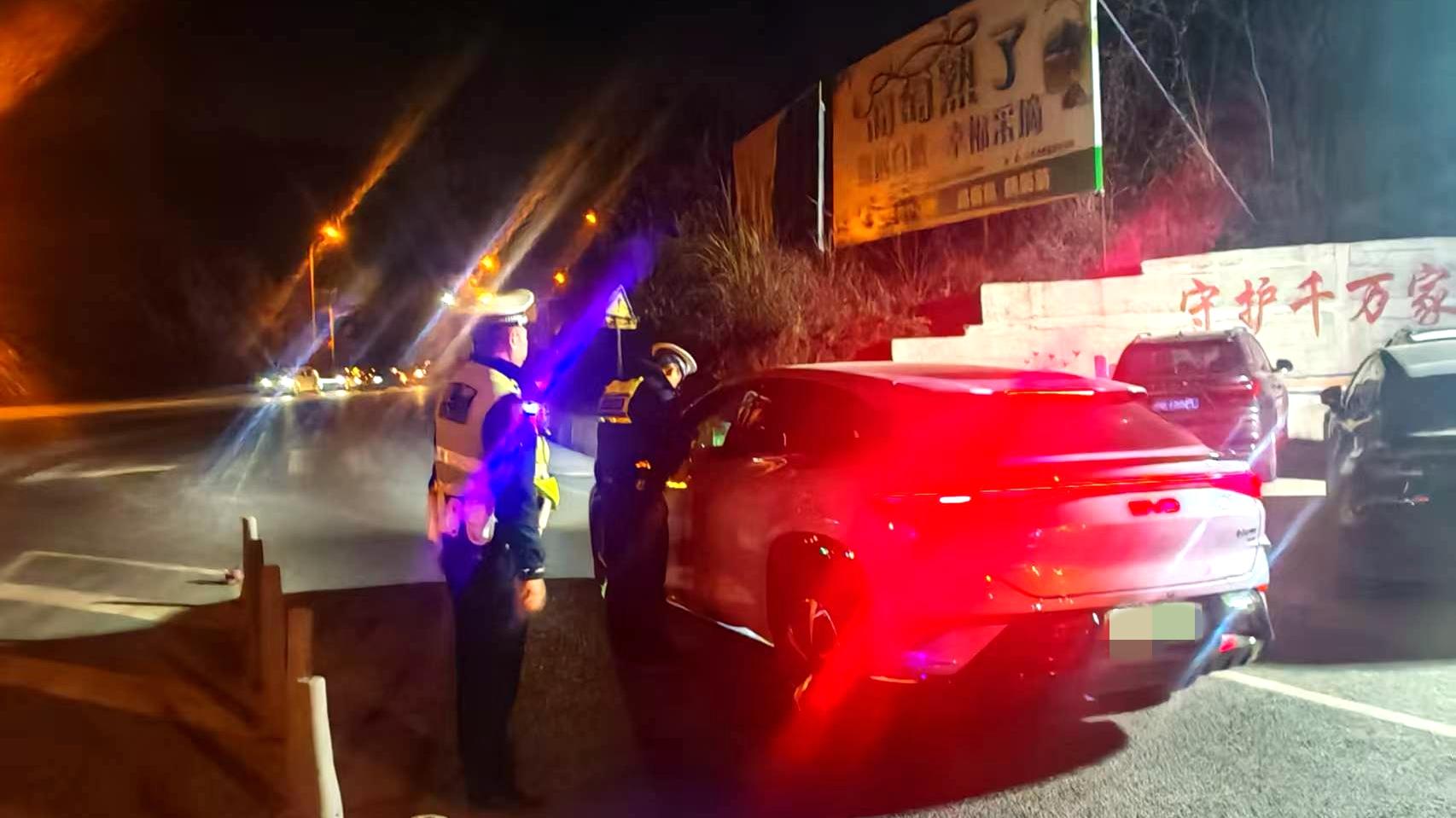 【春节我在岗】江油交警张虎：26个春节与战友的共同坚守