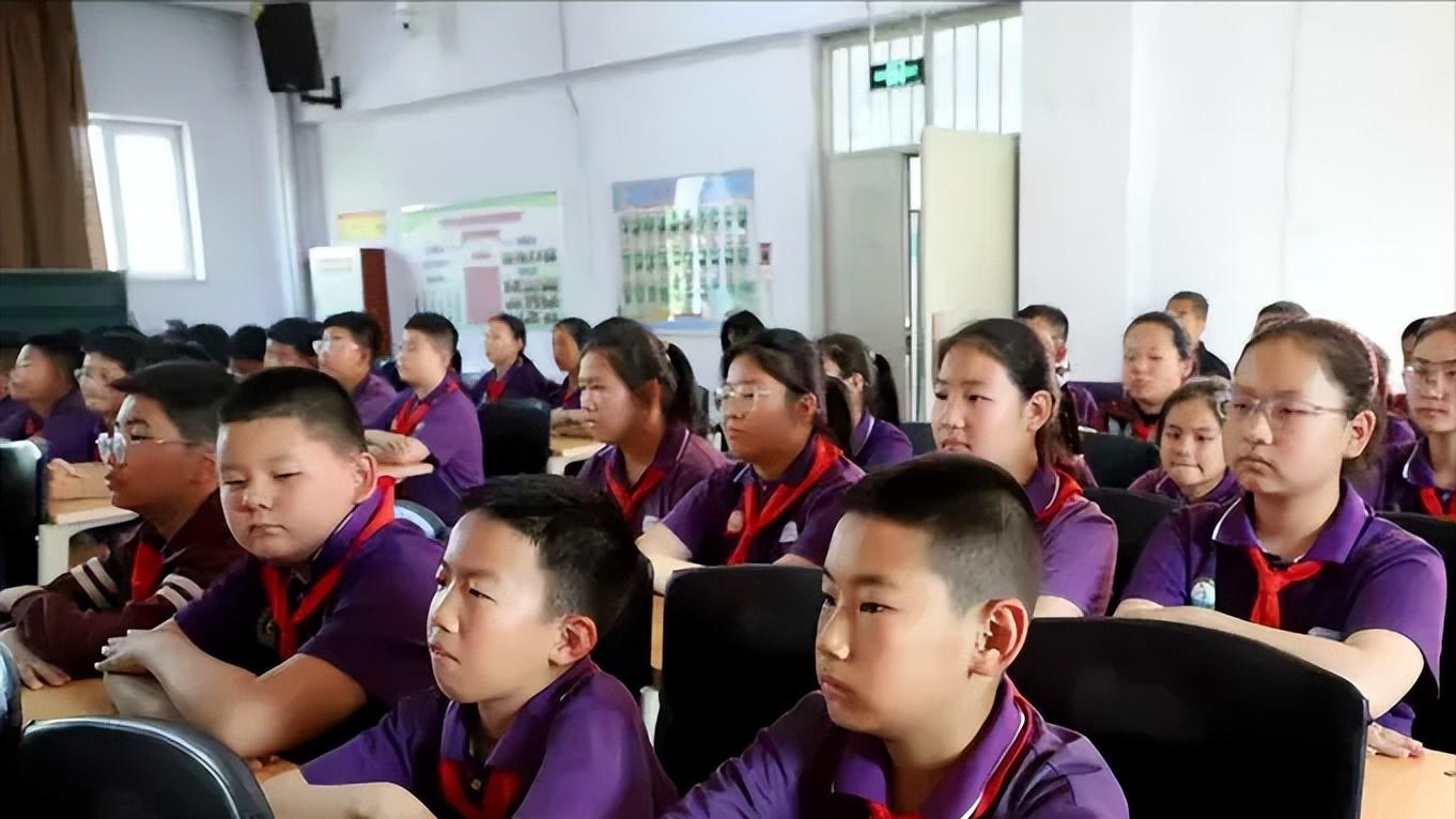 准格尔旗薛家湾第六小学举行法治副校长聘任暨防诈骗专题讲座活动