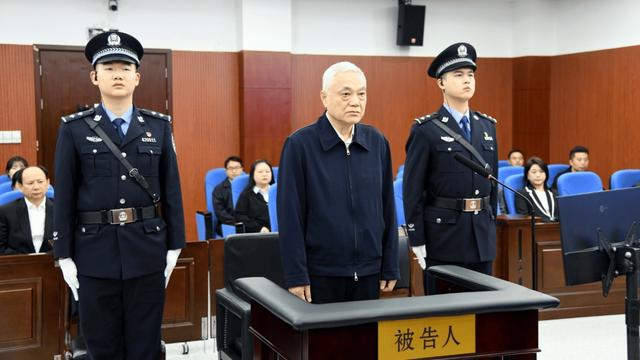 年薪百万和县委书记，怎么选？