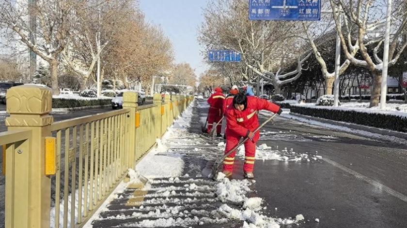 体制内 “创新管理” 引众怒！运城给环卫工戴定位器，领导却免戴？尊重岂能双标！