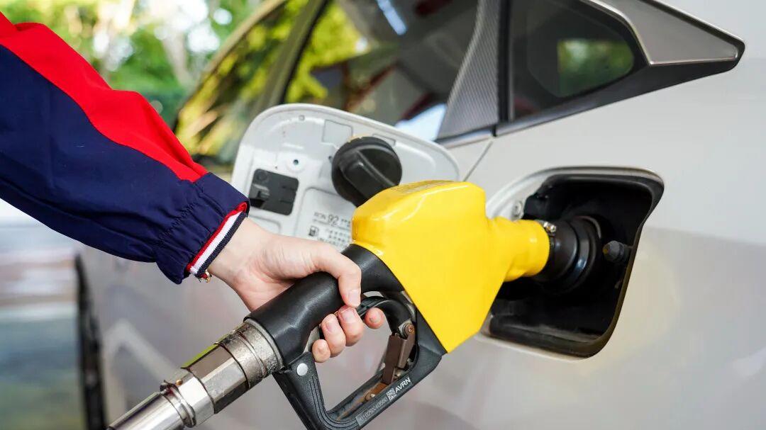 我换了电动汽车，本以为再也不用关心油价涨跌了，还是未能幸免