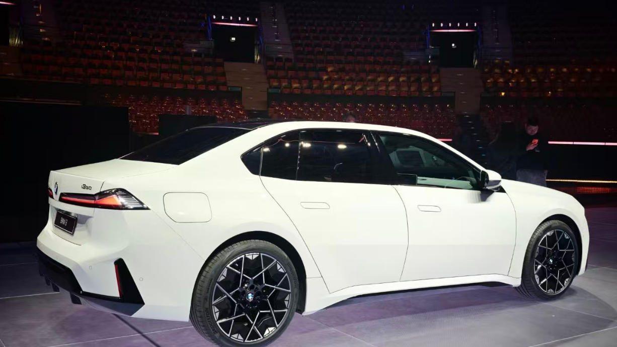 新一代宝马i3对比现款i3，抛弃油改电，短车头还是宝马吗？