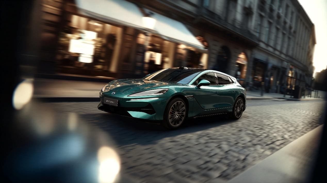 9分钟充饱千公里 全新腾势Z9GT让补能“油电同时”