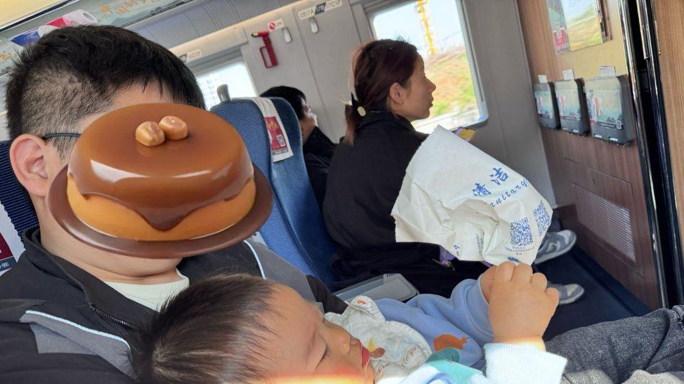 2岁娃高铁唱歌引冲突，家长管不管成关键？网友：最烦家长装睡