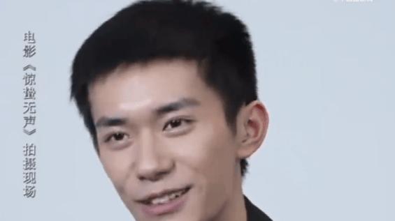 易烊千玺惊叹张艺谋熬夜不困 75岁靠奶茶续航拍惊蛰无声