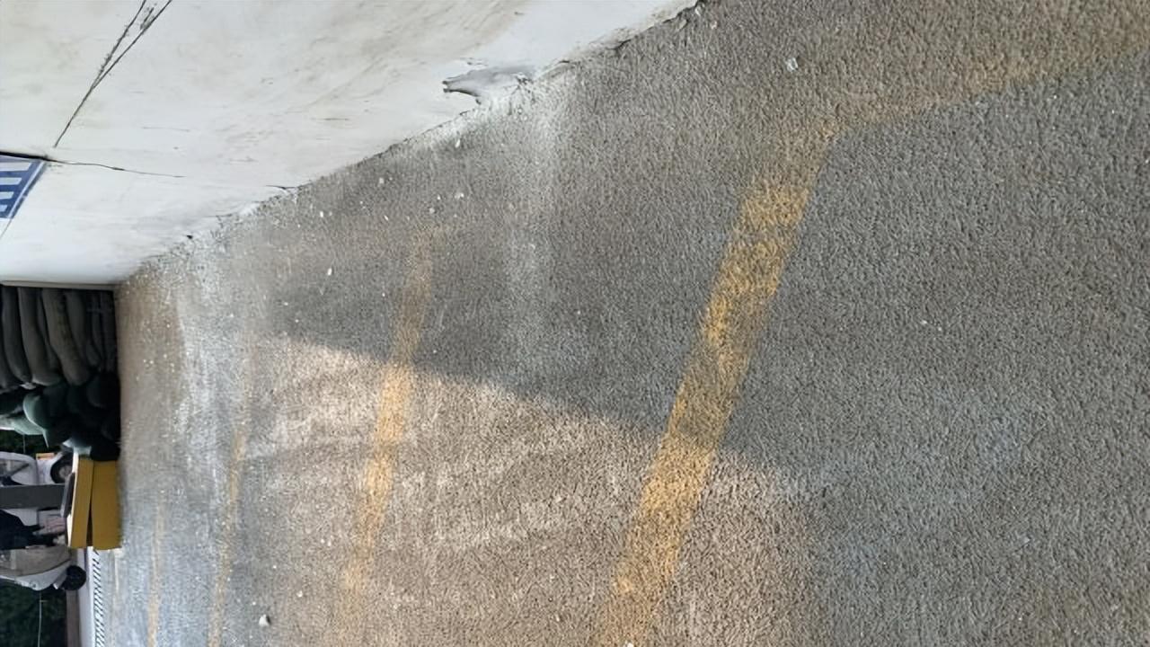 碎玻璃落地三天无人管！海能国际停车场暗藏划伤、扎胎风险