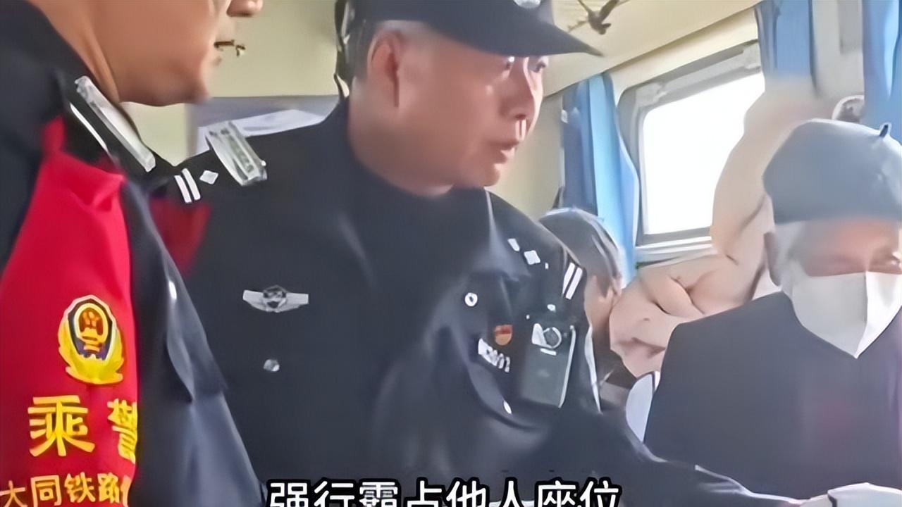 高铁女子公放还辱骂带娃家长，被乘警警告仍撒泼：你管得着吗！