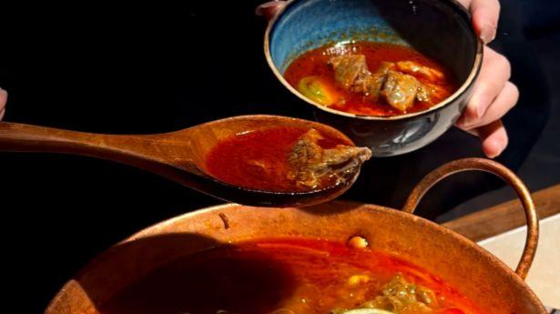 湖南冬日暖锅一绝，坛藏酸汤炖软烂牛肋条