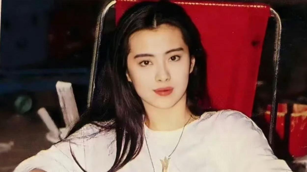 58岁王祖贤国外近照引热议，网友：优雅老去也是一种美