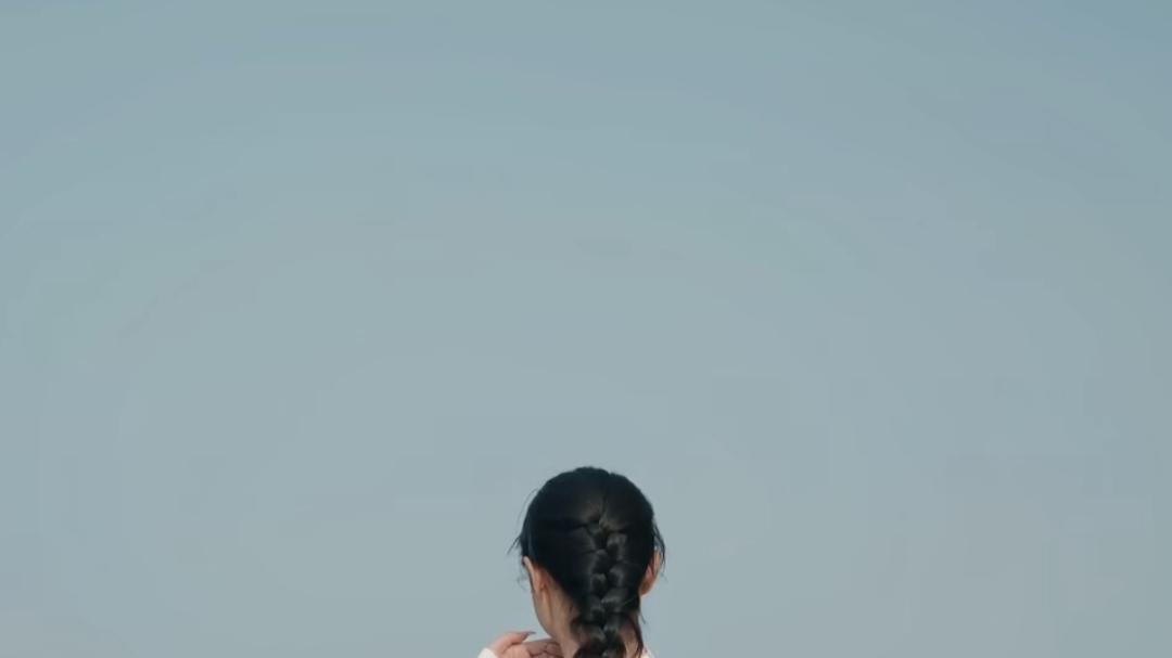 清纯的她，如同童话中的公主，温柔善良，令人心生向往。